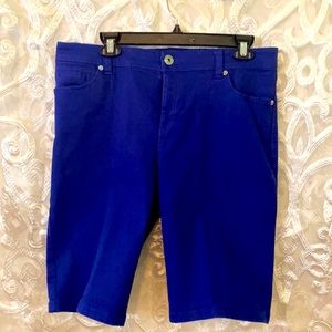 Lightweight denim Bermuda’s